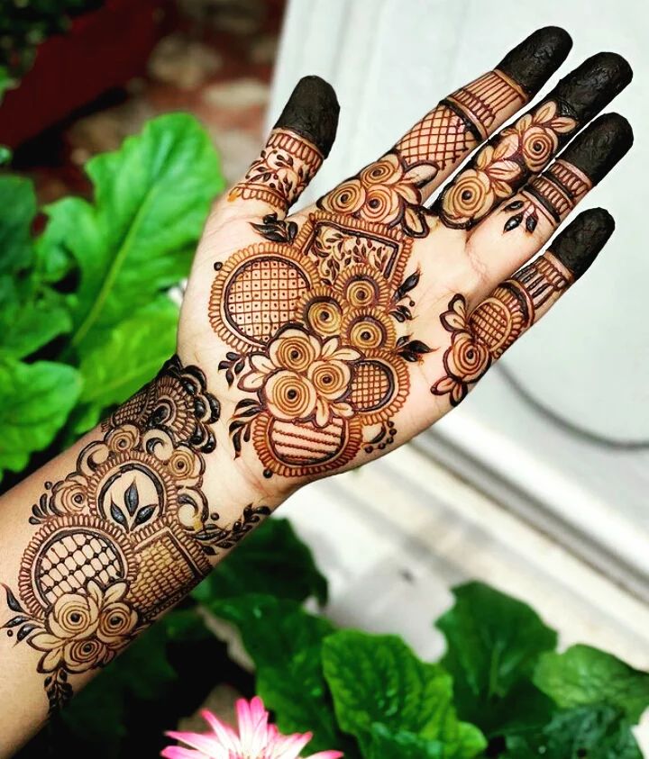 5 latest designs of mehndi will enhance the beauty of the hands of lovers,  decorate their hands and win their hearts by writing hobbies of husband |  करवा चौथ: सुहागनों के हाथों