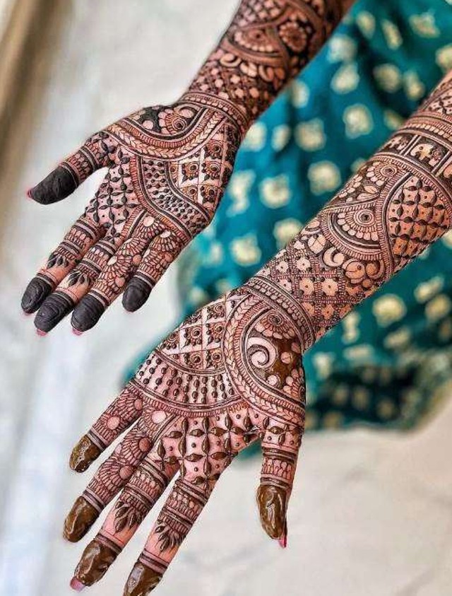 करवा चौथ पर किन मेहंदी डिजाइन का है क्रेज | Mehndi Design: Latest mehandi  designs 2019 for karwa chauth | Patrika News