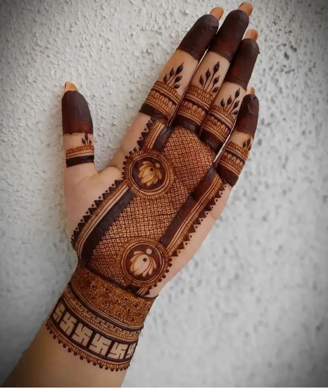 Mehandi Design: इस करवा चौथ मेहंदी की इन डिजाइन को करें ट्राई, हाथों की बढ़  जाएगी